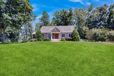 Image de Lakefront house with breathtaking views, private dock & boat launch