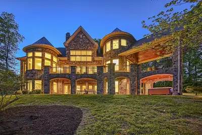 Image de Spacious waterfront house with private hot tub, sauna, pool table