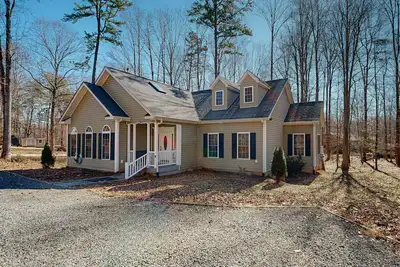 Fun & relaxing getaway with 2 game rooms, fire pits, deck, & more