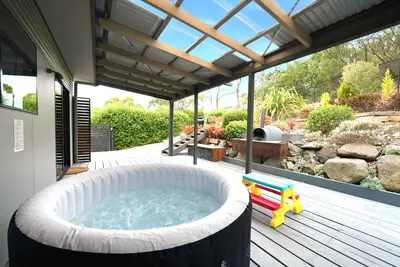 Image de Scenic Risdon Retreat | Deck, Views & Nature Trail