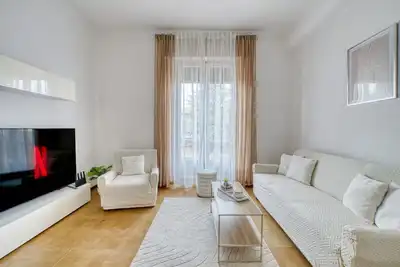Image de GuestHost - Spacious and welcoming 100 square meters apartment, perfect for four people, located on the first floor of a building without an elevator. The property is located in a quiet residential area, well-served by essential services and public transp