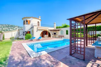 Image de Villa Christine - Maison avec piscine et jardin plat