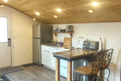 Image de Cozy outbuilding apartment. Raised private deck. \nWater front parkette.