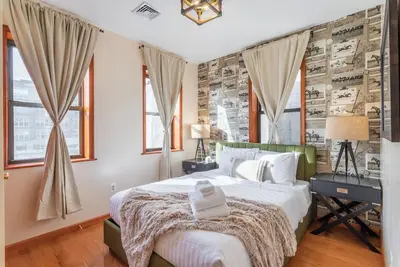 Image de 2-bedroom apartment near center city with Private paid parking.