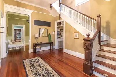 Image de The Tiny Home and the Mansion! Bumblebee Comfort
