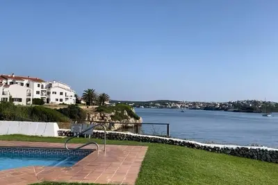 Image de Maison de vacances « Villa Sol Del Este, Es Castell » avec vue sur la mer, Wi-Fi et climatisation