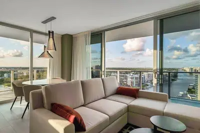 Image de Incredible Views and corner unit in Hollywood