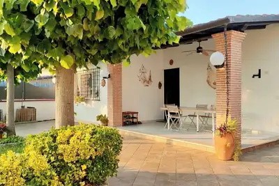 Image de Vacation home 50m from the beach, with garden and terrace - ideal for couples & families