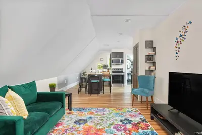 Image de Eclectic Jewel 2-bedroom apartment with Ac in quaint downtown Beverly Salem