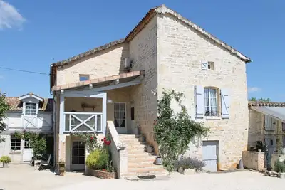 Image de Gîte dans Ancien Corps de Ferme avec Piscine Partagée, Wi-Fi et Climatisation