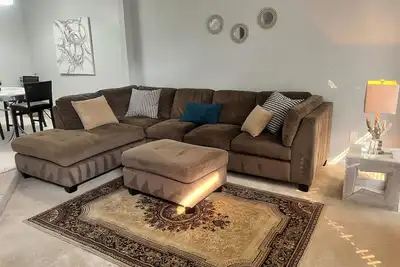 Image de 3 Bed 2. 5 Bath Fully Furnished Spacious Townhouse Free Parking, basement, deck