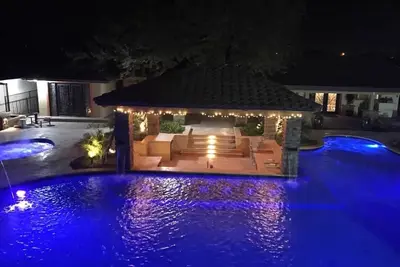 Image de Urban-Oasis with Resort Style Pool
