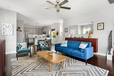 Image de Designer East Austin Retreat by Barclé