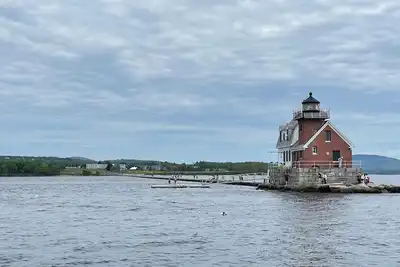 Image de Lighthouse Lookout is a cozy cottage with sweeping views of Rockland Harbor