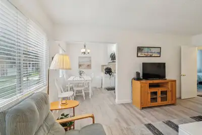 Image de Beautiful 2-bedroom Condo Across from the Sand!