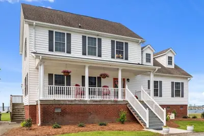 Image de Water's Edge is a fisherman/boater's waterfront oasis, 1. 4 acres of pure delight