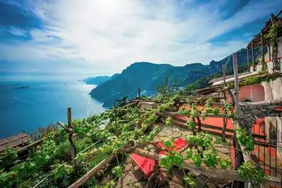 Image de Old Mountain house surrounded by greenery for those who love nature and tranquility.