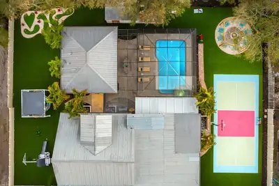 Image de Sleeps 20! Heated Pool, Pickleball, Mini Golf, & Games! Main Home + Guest House