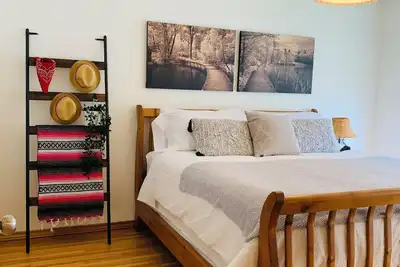 Image de New | Intro Price | Bright 5br Dual-Suite Near UofC | Games +Gym +Deck | 13m Dt
