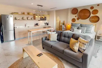 Image de Cozy downtown Studio with Rooftop Pool & Arch/Ocean Views