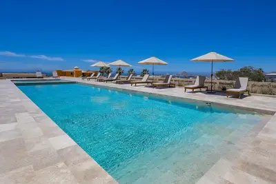 Image de Charming Coastal Resort with ocean views, pool, gym and shared amenities