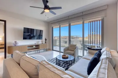 Image de Elegant resort condo with heated pool, pickleball, gym & garden views