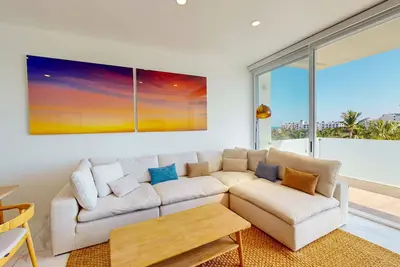 Image de Spacious condo with private washer/dryer, city views, and shared pool