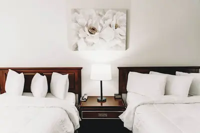 Image de Historic Main Street Stay – Hotel Room with 2 Doubles & Private Bath