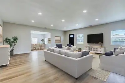 Image de Walking distance to City of Hope -Bright 4br -Private Patio Outdoor Living