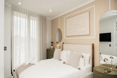 Image de Elegant Urban Retreat in Ellipse Waterfall | Pool, Workspace & Views