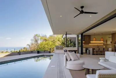 Image de Luxury Jungle Retreat with Ocean Views & Yoga Shala - 3br Main House & 2br Casita