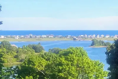 Image de Spacious 5br Coastal Retreat - 5 Min to Beaches + 9 Min to Ocean House