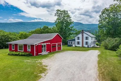 Image de Private 3-Acre Renovated Farmhouse Retreat