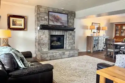 Image de 4br Peaceful Cottonwood Basecamp - Fire pit, Views, Ac, Yard, 7 min to Canyons