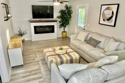 Image de 4Br House with Deck Near Lake Lanier!