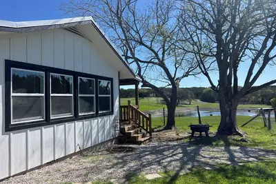 Image de 2-bedroom cottage in perfect Burnet with cool Ac breeze