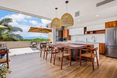 Image de Ocean-view getaway with patio, grill, roof deck, & on-site pools