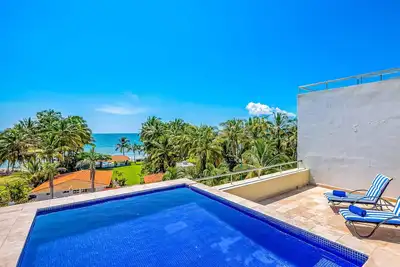 Image de Spacious apartment with ocean views, pool & balcony