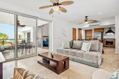 Image de Ocean-view condo with pools, roof deck, lounge, private balcony, & Ac