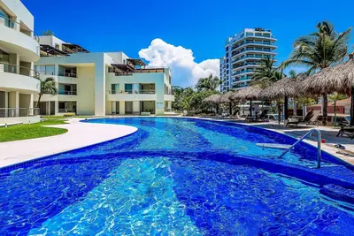 Image de 2nd-floor condo with private balcony, on-site pool & billiards