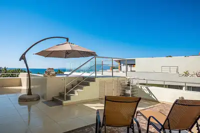 Image de Luxurious retreat with a scenic terrace pool & modern kitchen