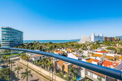 Image de Golf-and-sea condo with panoramic ocean/mountain views, pool