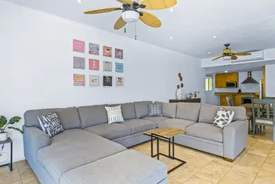 Image de Stylish beach condo with balcony view, pool, WiFi & central Ac