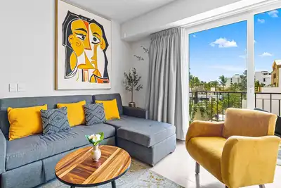 Image de Bright coastal condo with pool access, private balcony & fast Wi-Fi