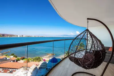 Image de 3rd-floor beachfront condo with ocean views, balcony, outdoor pool, gym, & Ac