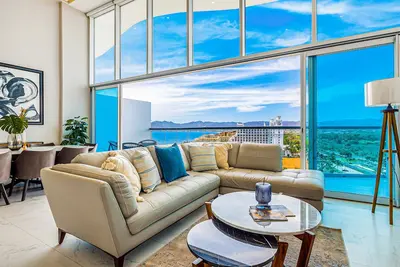 Image de Luxury ocean-view condo with resort pool, private balcony, and washer/dryer