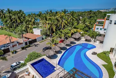 Image de Ocean-view condo with private rooftop pool, terrace, & resort-style pool