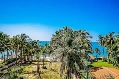Image de Ground-floor condo with resort pool, balcony, & pool tables