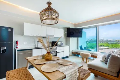 Image de Stylish ocean-view condo with pool, gym, private balcony, Ac, & WiFi