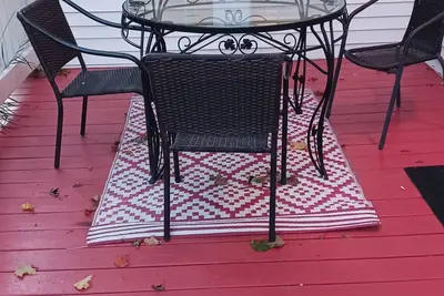 Image de Beautifully remodeled first floor of a duplex home, surrounded by privacy fence